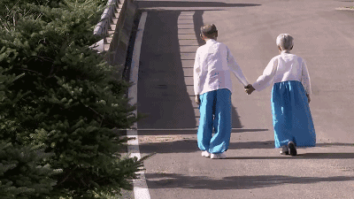 拾荒夫妻40年收养9弃婴 靠拾废品供子女上学